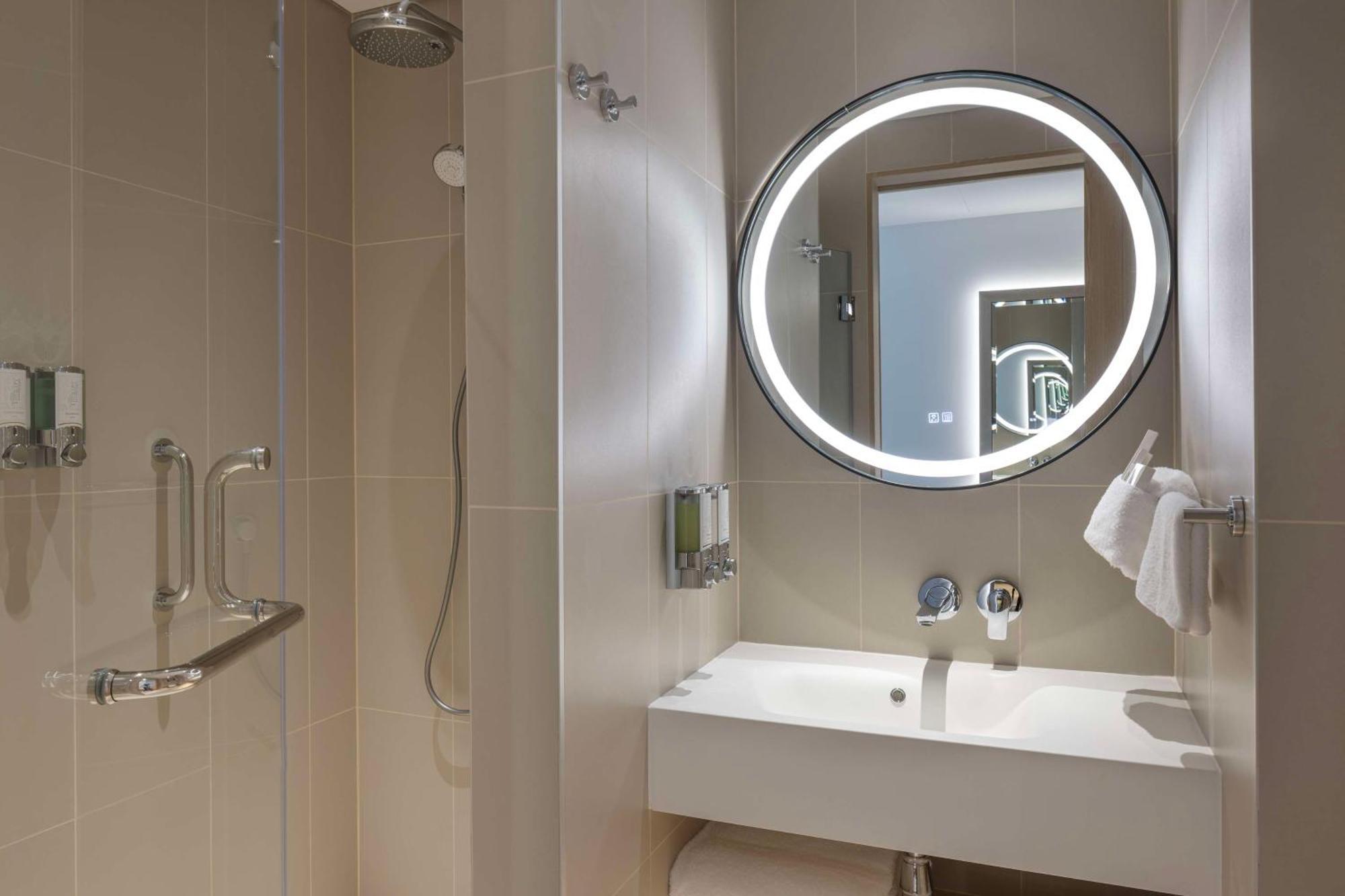 Hampton By Hilton Kuwait Salmiya Hotell Kuwait City Exteriör bild