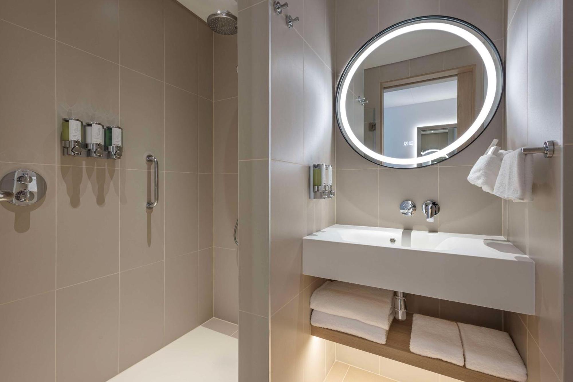 Hampton By Hilton Kuwait Salmiya Hotell Kuwait City Exteriör bild