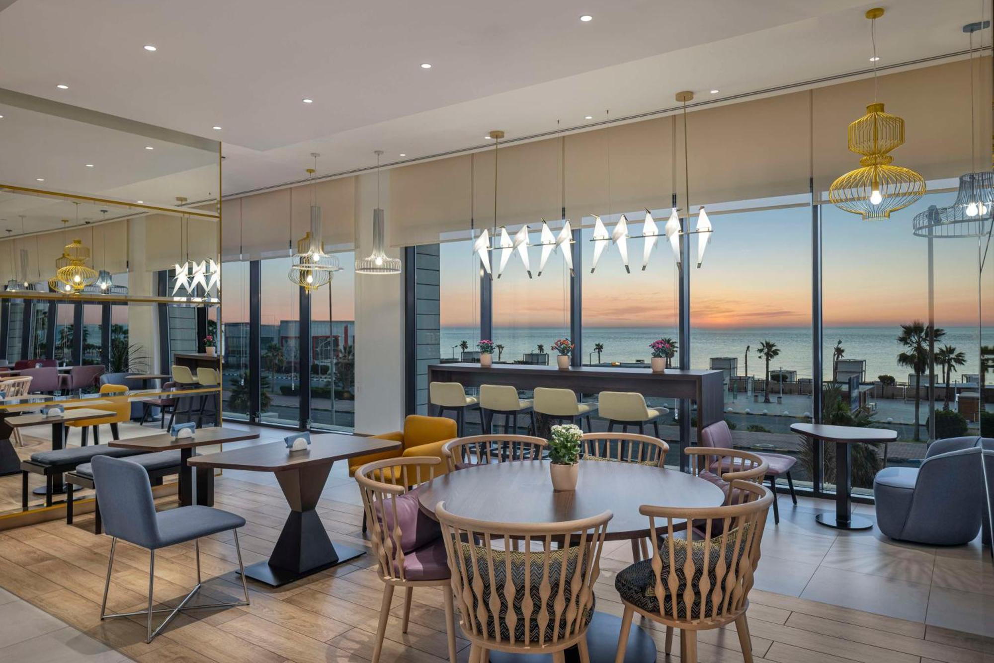 Hampton By Hilton Kuwait Salmiya Hotell Kuwait City Exteriör bild